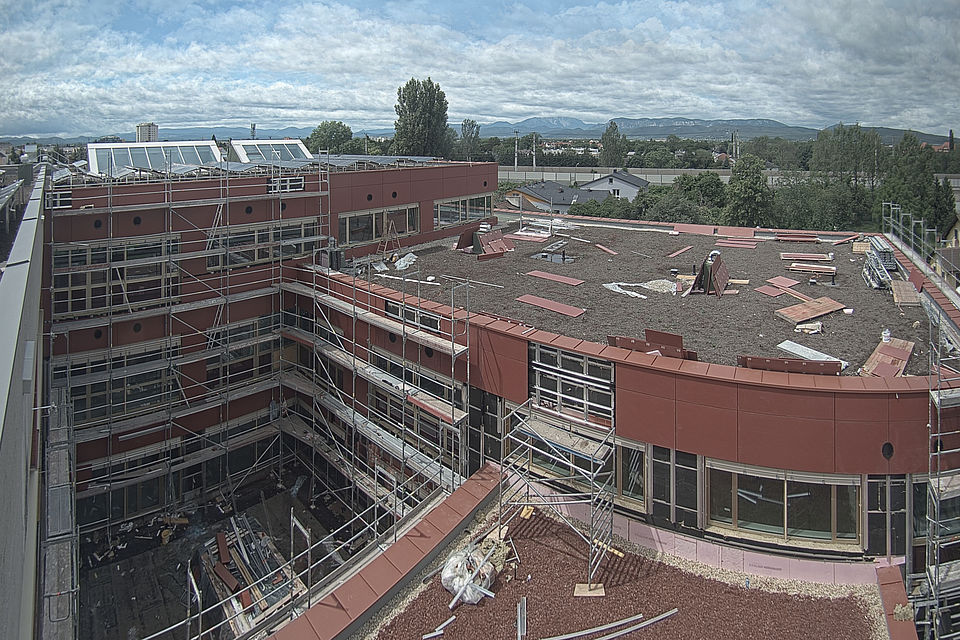 Livebild Baukamera 1 - Webcam 'Gesamtpanorama Zubau' - Baustelle Erweiterung BRG Gröhrmühlgasse, 2700 Wiener Neustadt (ca. 5 Minuteninterval)